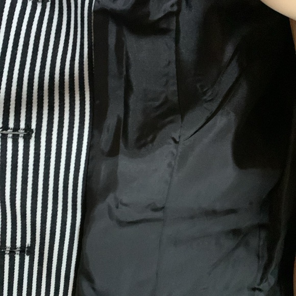 Striking bold black white stripe blazer - Picture 3 of 9
